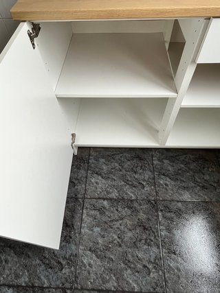 Armario blanco con encimera de roble