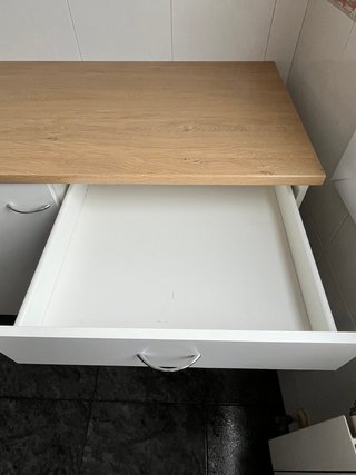 Armario blanco con encimera de roble