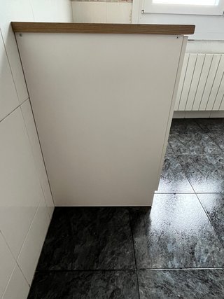 Armario blanco con encimera de roble