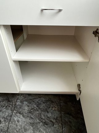 Armario blanco con encimera de roble