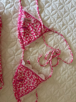 Bikini estampado floral rosa y blanco