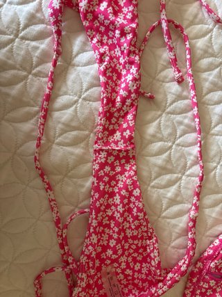 Bikini estampado floral rosa y blanco