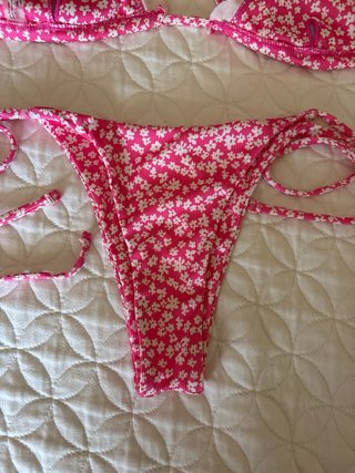 Bikini estampado floral rosa y blanco