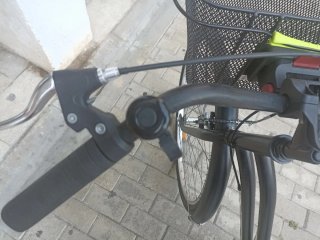 Bicicleta paseo vintage con cesta