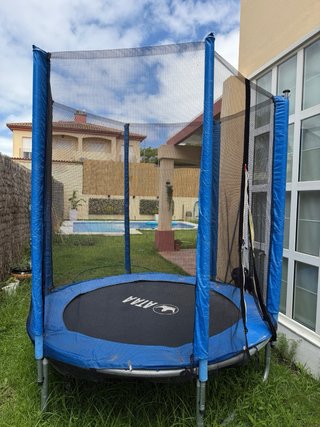 Cama elástica con red de seguridad