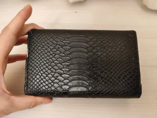 Cartera Misako negra efecto piel serpiente