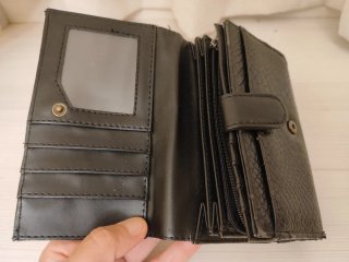 Cartera Misako negra efecto piel serpiente