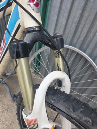 Bicicleta Felt para reparar