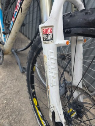 Bicicleta Felt para reparar