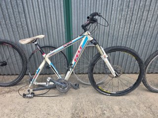 Bicicleta Felt para reparar