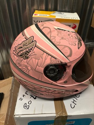 Casco Shark rosa mariposas y flores