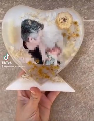 Corazón de resina con foto y flores