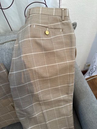 Traje de 3 piezas beige con raya blanca