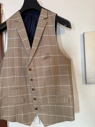 Traje de 3 piezas beige con raya blanca