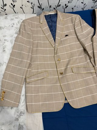 Traje de 3 piezas beige con raya blanca