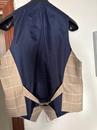 Traje de 3 piezas beige con raya blanca