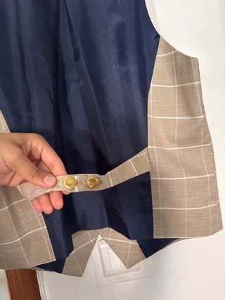 Traje de 3 piezas beige con raya blanca