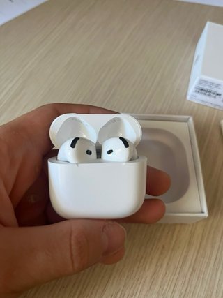 Air Pods 4 ANC con ricevuta originale di acquisto.