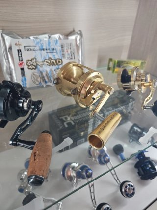 Mulinelli da pesca dorati e neri