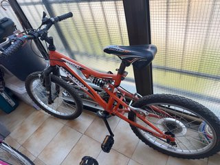 Bicicleta de montaña naranja y negra