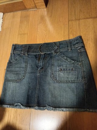 Falda vaquera con cinturón Poco uso . Talla 40 .