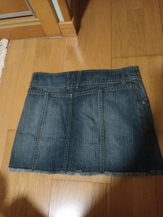 Falda vaquera con cinturón Poco uso . Talla 40 .
