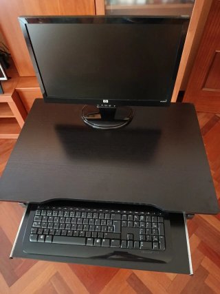 Mesa Ordenador con Monitor HP Negro y torre pc
