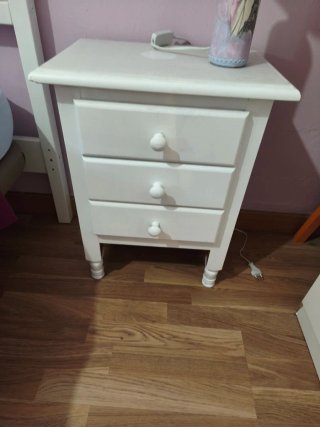 Mesita de noche blanca de madera