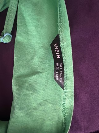 Top verde con tirantes y escote fruncido