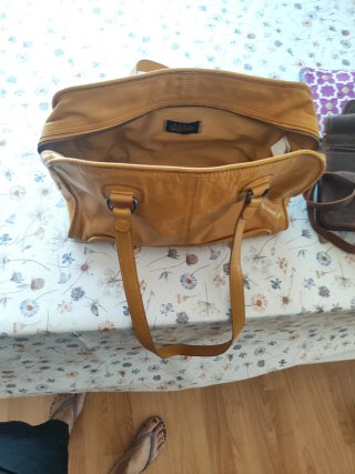 Bolso de piel amarillo