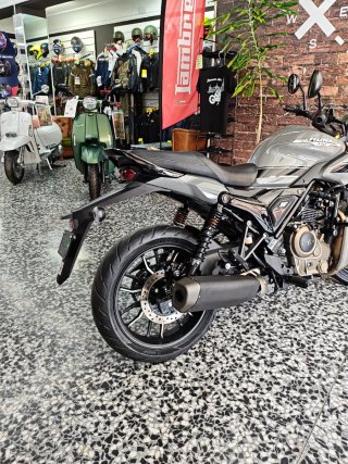 Hero Hunk 440 Naked Moto A2