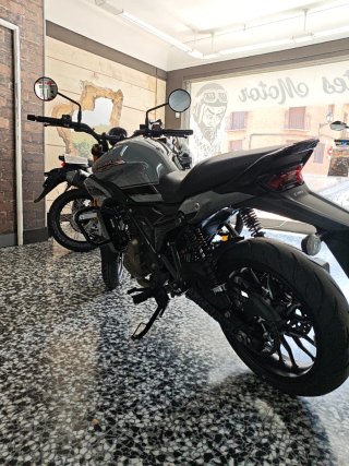 Hero Hunk 440 Naked Moto A2
