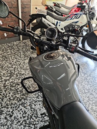 Hero Hunk 440 Naked Moto A2