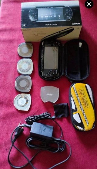 PSP Slim Sony Negra Piano con caja y 7 Juegos