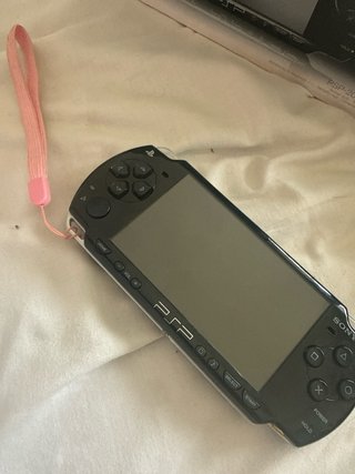 PSP Slim Sony Negra Piano con caja y 7 Juegos