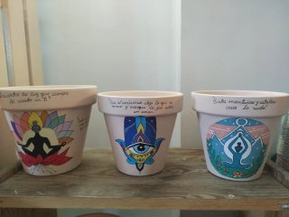 Macetas de arcilla pintadas a mano