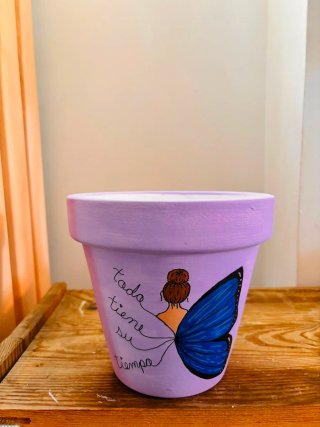 Macetas de arcilla pintadas a mano