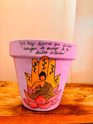Macetas de arcilla pintadas a mano