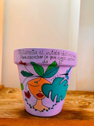 Macetas de arcilla pintadas a mano