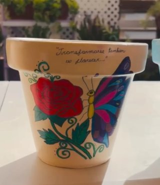 Macetas de arcilla pintadas a mano