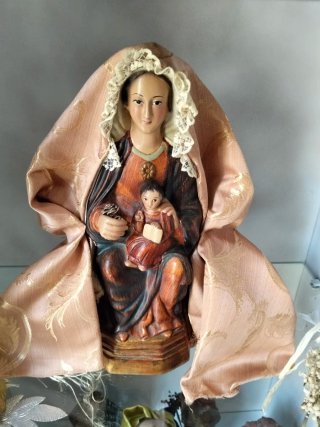 Virgen de estilo Románico con Niño