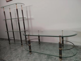 Estantería y mesa cristal.