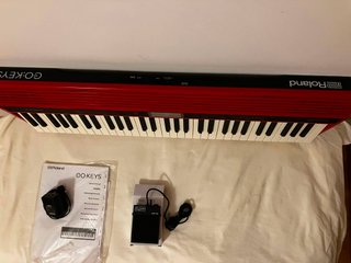 Teclado Roland GO:KEYS con pedal y funda