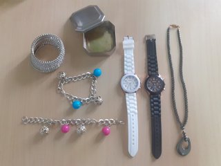 Lote bisutería: 2 relojes + 3 pulseras + cajita +