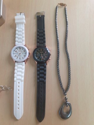 Lote bisutería: 2 relojes + 3 pulseras + cajita +