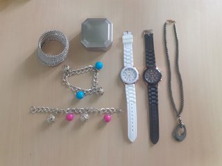 Lote bisutería: 2 relojes + 3 pulseras + cajita +