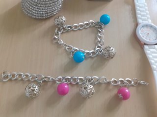 Lote bisutería: 2 relojes + 3 pulseras + cajita +