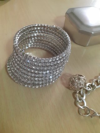 Lote bisutería: 2 relojes + 3 pulseras + cajita +