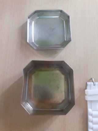 Lote bisutería: 2 relojes + 3 pulseras + cajita +
