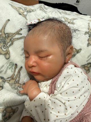 Bebé realista durmiendo hermosa bebe
